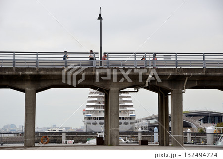 象の鼻スクエア遊歩道越しに見える大桟橋に停まる大型客船 象の鼻スクエア遊歩道越しに見える大桟橋に停まる大型客船 132494724