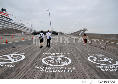 横浜大桟橋に向かうデッキ 132494728