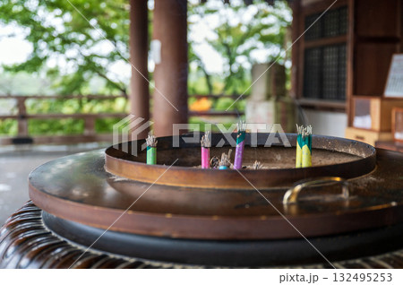 お寺の常香炉　線香 132495253