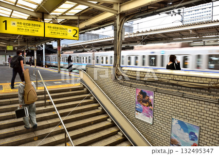 JR中野駅総武線ホームで電車を待つ人達 132495347