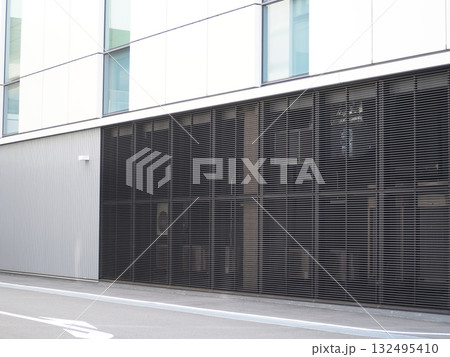 ガラスに映ったビル フィギュア 背景 ガラスに映ったビル フィギュア 背景 132495410
