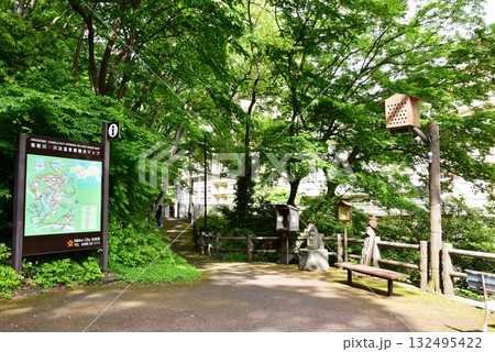 日光市川治温泉 川治ふれあい公園の散策路と観光案内板と新緑 日光市川治温泉 川治ふれあい公園の散策路と観光案内板と新緑 132495422