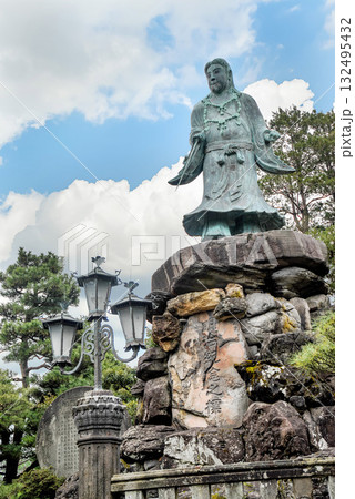 金沢・兼六園の日本武尊像、青空と入道雲を背景にそびえ立つ明治紀念之標 132495432
