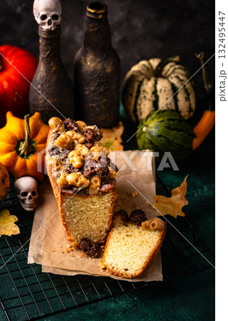 Halloween cake decorated with skull 132495447