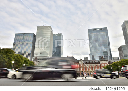 東京駅丸の内口前を走るクルマ 132495906