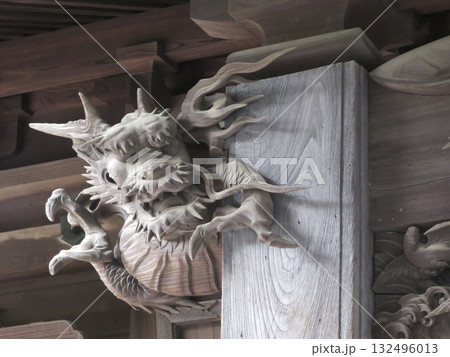 御岳神社の社殿柱に施された精巧な昇り龍の木彫り 御岳神社の社殿柱に施された精巧な昇り龍の木彫り 132496013