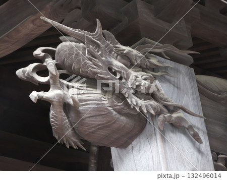 御岳神社の社殿を飾る躍動感あふれる龍の木彫り 御岳神社の社殿を飾る躍動感あふれる龍の木彫り 132496014