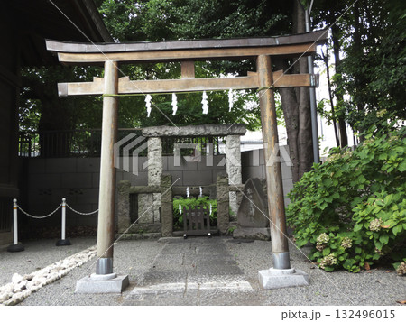 御岳神社境内、注連縄と紙垂が飾られた木の鳥居と石組 132496015