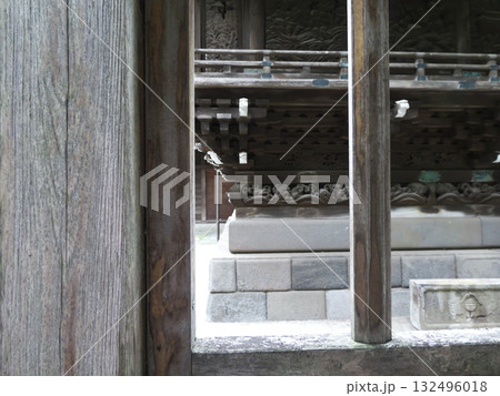 格子の隙間から垣間見る御岳神社の精緻な木彫り 132496018