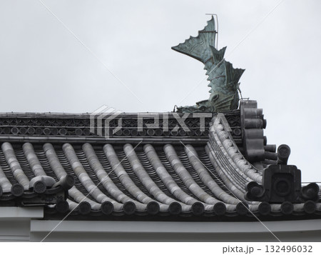 小田原城 銅門の渡櫓を飾る青銅製の鯱鉾と瓦のコントラスト 小田原城 銅門の渡櫓を飾る青銅製の鯱鉾と瓦のコントラスト 132496032