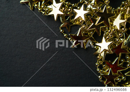 スレート板の上のゴールドスター クリスマス・イメージ・テクスチャ スレート板の上のゴールドスター クリスマス・イメージ・テクスチャ 132496086