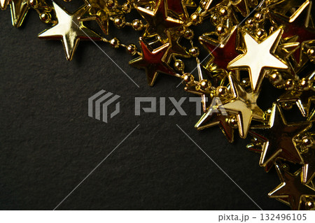 スレート板の上のゴールドスター クリスマス・イメージ・テクスチャ スレート板の上のゴールドスター クリスマス・イメージ・テクスチャ 132496105