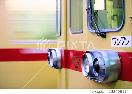 行き交うオキサイドイエローの電車(西日本鉄道) 行き交うオキサイドイエローの電車(西日本鉄道) 132496154