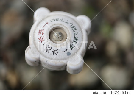 屋外水道用に設置してある水抜き栓のハンドル 132496353