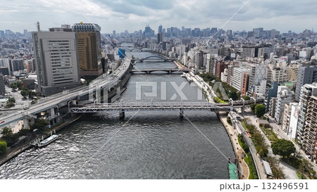隅田川と吾妻橋・駒形橋・蔵前橋をドローンで空撮 東京の下町を流れる絶景風景 隅田川と吾妻橋・駒形橋・蔵前橋をドローンで空撮 東京の下町を流れる絶景風景 132496591