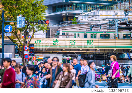 日本の東京都市景観「迷惑禁止 禁止だよ！迷惑ハロウィーン」。外国人観光客で賑わう渋谷＝27日 132496738
