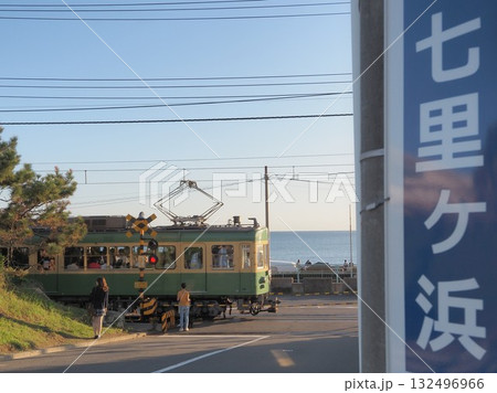 神奈川県　七里ヶ浜を走る江ノ電　10月 132496966