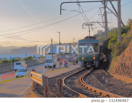 神奈川県　夕暮れの海岸線を走る江ノ電　10月 132496967