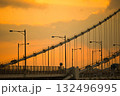 夕陽に映える橋 132496995