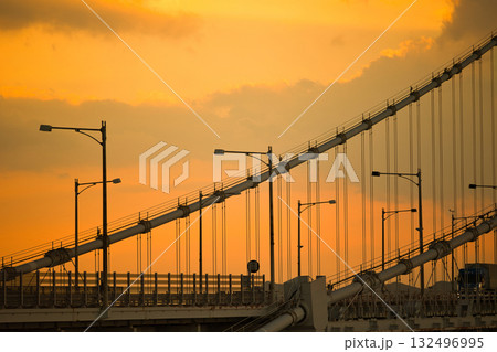 夕陽に映える橋 夕陽に映える橋 132496995
