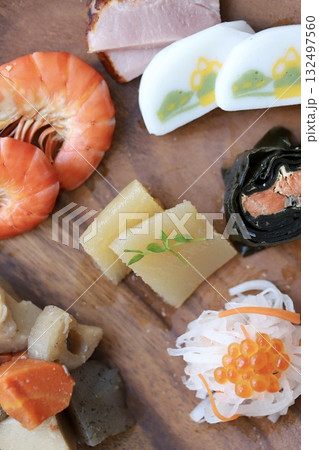 木皿にに取り分けた一人用のお節料理 木皿にに取り分けた一人用のお節料理 132497560