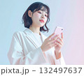 スマートフォンでchatGPTを使いこなす若い女性 132497637