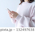 スマートフォンでchatGPTを使いこなす若い女性 132497638