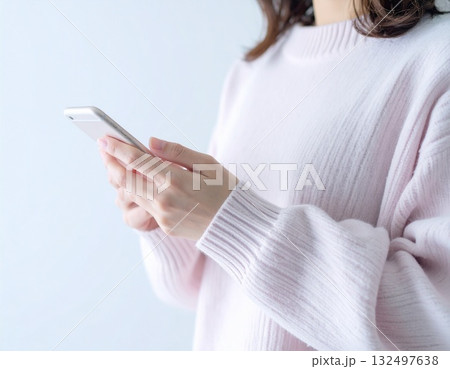 スマートフォンでchatGPTを使いこなす若い女性 132497638