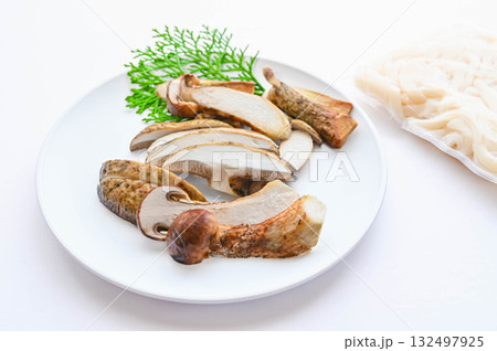 スライスしたきのこ　イグチ 132497925