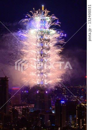 人生で一度は見てみたい台北101のカウントダウン花火 132498031