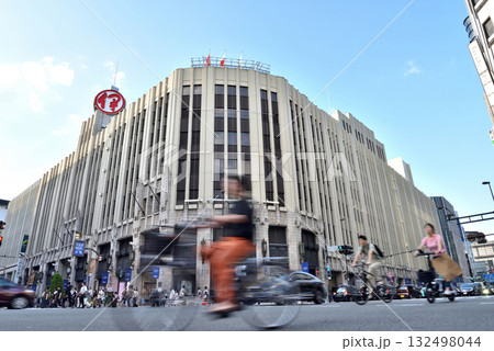 新宿三丁目交差点の風景 132498044