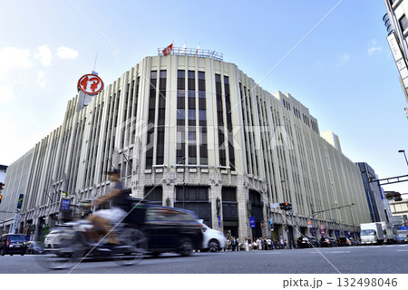 新宿三丁目交差点の風景 新宿三丁目交差点の風景 132498046