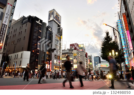 新宿区役所前交差点辺りの夜景 新宿区役所前交差点辺りの夜景 132498050