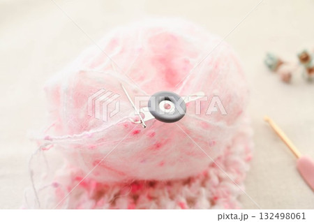 糸通しと毛糸玉 糸通しと毛糸玉 132498061