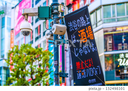 日本の東京都市景観　街角の防犯カメラ。渋谷スクランブル交差点… 132498101