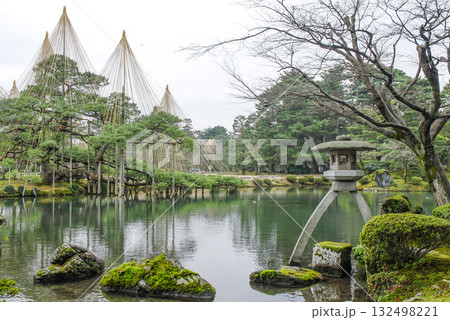 金沢・兼六園の霞ヶ池の象徴、ことじ灯籠と唐崎松に施された伝統美溢れる雪吊りの景観 132498221