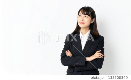 《AI画像》腕組みをして考え事をするビジネスウーマン 132500349