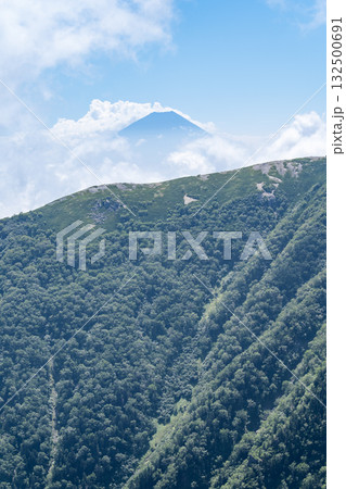 北岳の肩から見る雲海の富士山　南アルプスの北岳登山 132500691