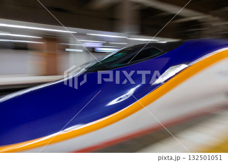 上野駅に入線するE8系山形新幹線 上野駅に入線するE8系山形新幹線 132501051