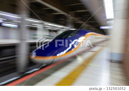 上野駅に入線するE8系山形新幹線 132501052
