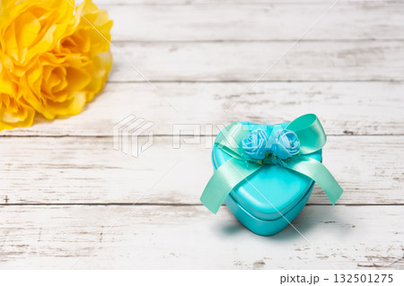 黄色いバラと父の日のプレゼント 132501275