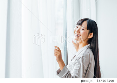 ウェルビーイングを意識した若い女性の暮らし　爽やかな朝の目覚め 132501396