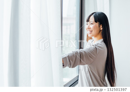 ウェルビーイングを意識した若い女性の暮らし　爽やかな朝の目覚め 132501397