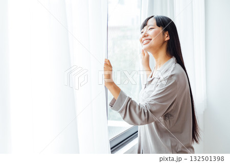 ウェルビーイングを意識した若い女性の暮らし　爽やかな朝の目覚め 132501398