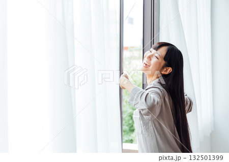 ウェルビーイングを意識した若い女性の暮らし　爽やかな朝の目覚め 132501399