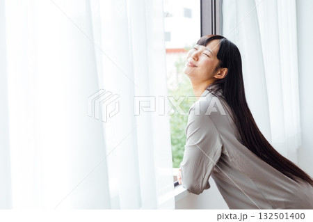 ウェルビーイングを意識した若い女性の暮らし　爽やかな朝の目覚め 132501400