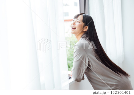 ウェルビーイングを意識した若い女性の暮らし 爽やかな朝の目覚め ウェルビーイングを意識した若い女性の暮らし 爽やかな朝の目覚め 132501401