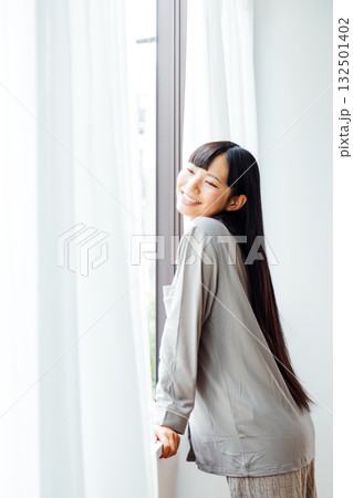 ウェルビーイングを意識した若い女性の暮らし 爽やかな朝の目覚め ウェルビーイングを意識した若い女性の暮らし 爽やかな朝の目覚め 132501402