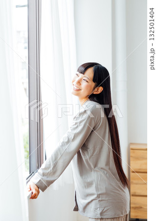 ウェルビーイングを意識した若い女性の暮らし　爽やかな朝の目覚め 132501404