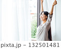 ウェルビーイングを意識した若い女性の暮らし 爽やかな朝の目覚め ウェルビーイングを意識した若い女性の暮らし 爽やかな朝の目覚め 132501481